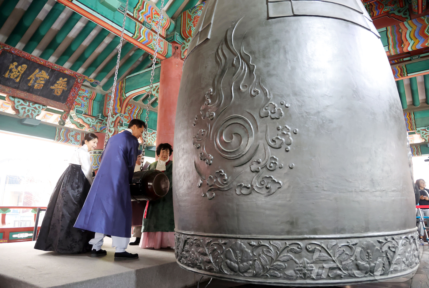 (서울=뉴스1) 김진환 기자 = 1일 서울 종로구 보신각에서 열린 제107주년 3·1절 기념 타종행사에서 오세훈 서울시장, 최호정 서울시의회의장과 독립유공자 후손 등이 타종을 하고 …