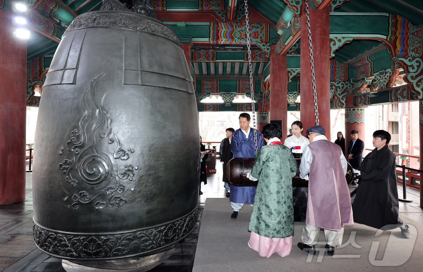 (서울=뉴스1) 김진환 기자 = 오세훈 서울시장과 독립유공자 후손들이 1일 서울 종로구 보신각에서 열린 제107주년 3·1절 기념 타종행사에서 타종하고 있다. 2026.3.1/뉴스 …