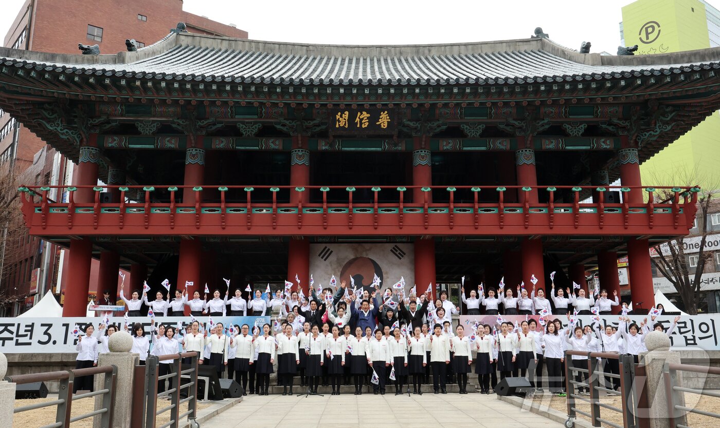 본문 이미지 - 오세훈 서울시장과 최호정 서울시의회 의장, 정문헌 종로구청장, 독립유공자 후손들이 1일 서울 종로구 보신각에서 열린 제107주년 3·1절 기념 타종행사에서 만세삼창을 하고 있다. 2026.3.1 ⓒ 뉴스1 김진환 기자