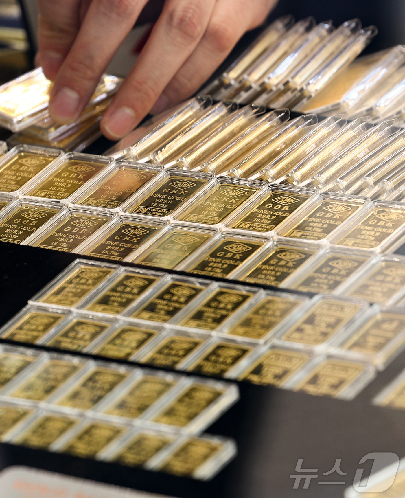 (서울=뉴스1) 최지환 기자 = 미국·이스라엘의 이란 타격으로 금·은 등 안전자산 선호 심리가 확대되고 있는 1일 서울 시내 금은방에서 직원이 골드바를 정리하고 있다. 2026.3 …