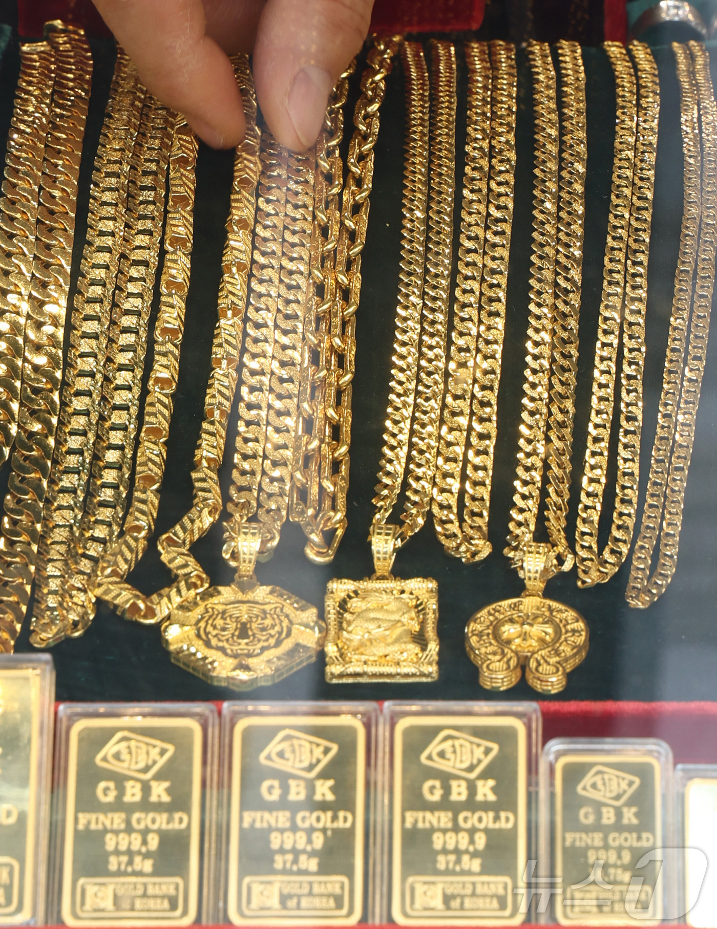 (서울=뉴스1) 최지환 기자 = 미국·이스라엘의 이란 타격으로 금·은 등 안전자산 선호 심리가 확대되고 있는 1일 서울 시내 금은방에서 직원이 금 제품을 정리하고 있다. 2026. …