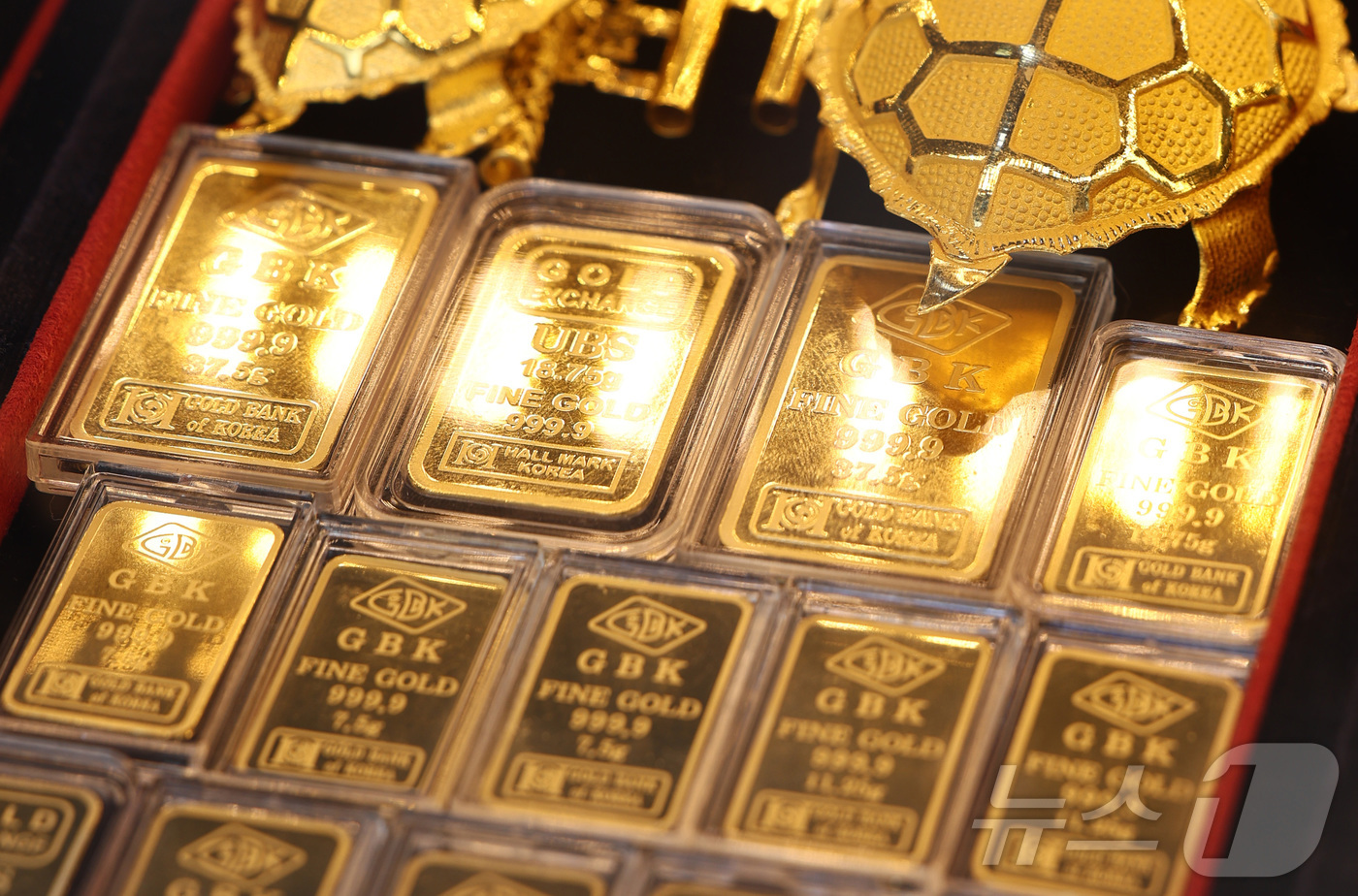 (서울=뉴스1) 최지환 기자 = 미국·이스라엘의 이란 타격으로 금·은 등 안전자산 선호 심리가 확대되고 있는 1일 서울 시내 금은방에서 골드바가 진열되어 있다. 2026.3.1/뉴 …