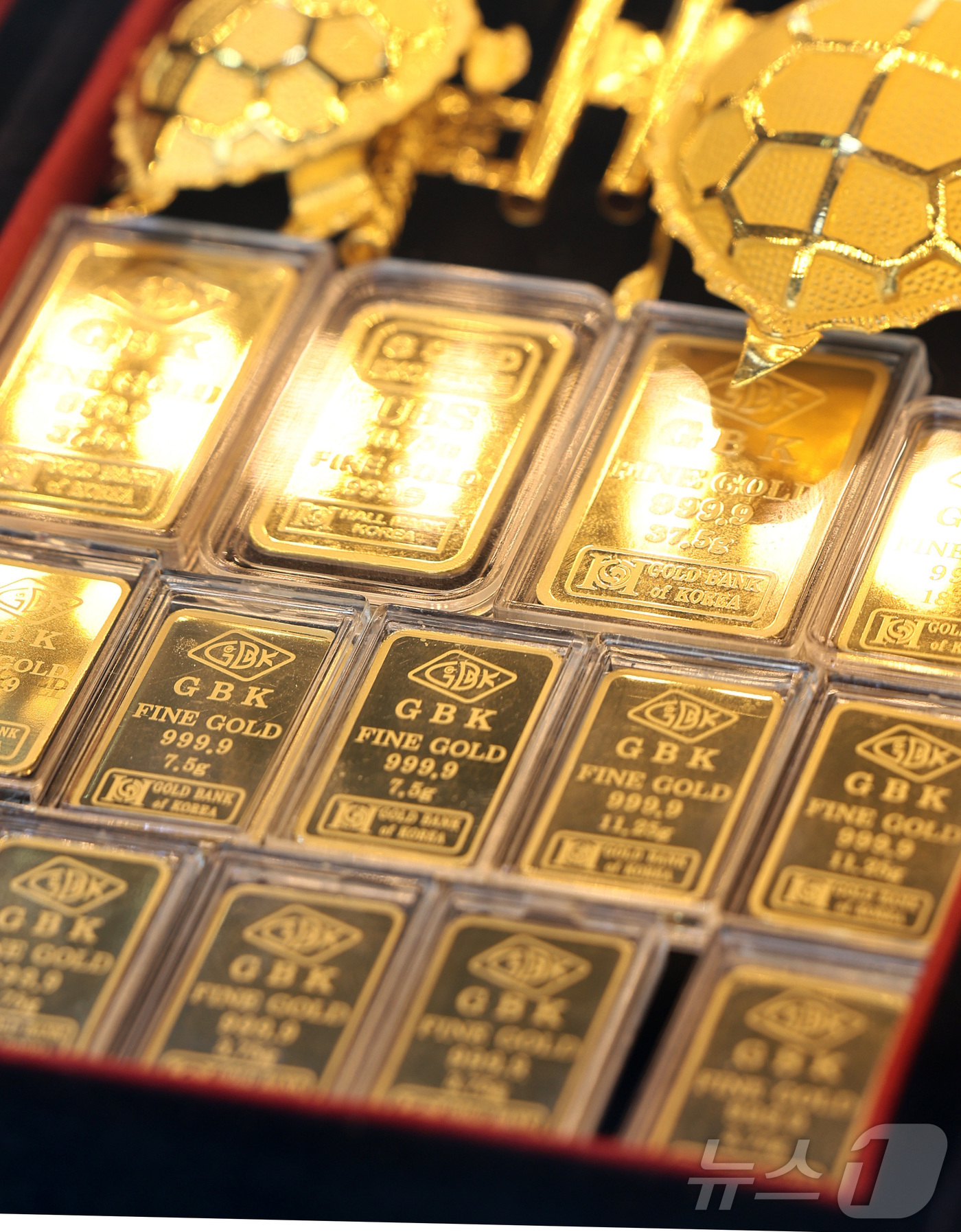 (서울=뉴스1) 최지환 기자 = 미국·이스라엘의 이란 타격으로 금·은 등 안전자산 선호 심리가 확대되고 있는 1일 서울 시내 금은방에서 골드바가 진열되어 있다. 2026.3.1/뉴 …