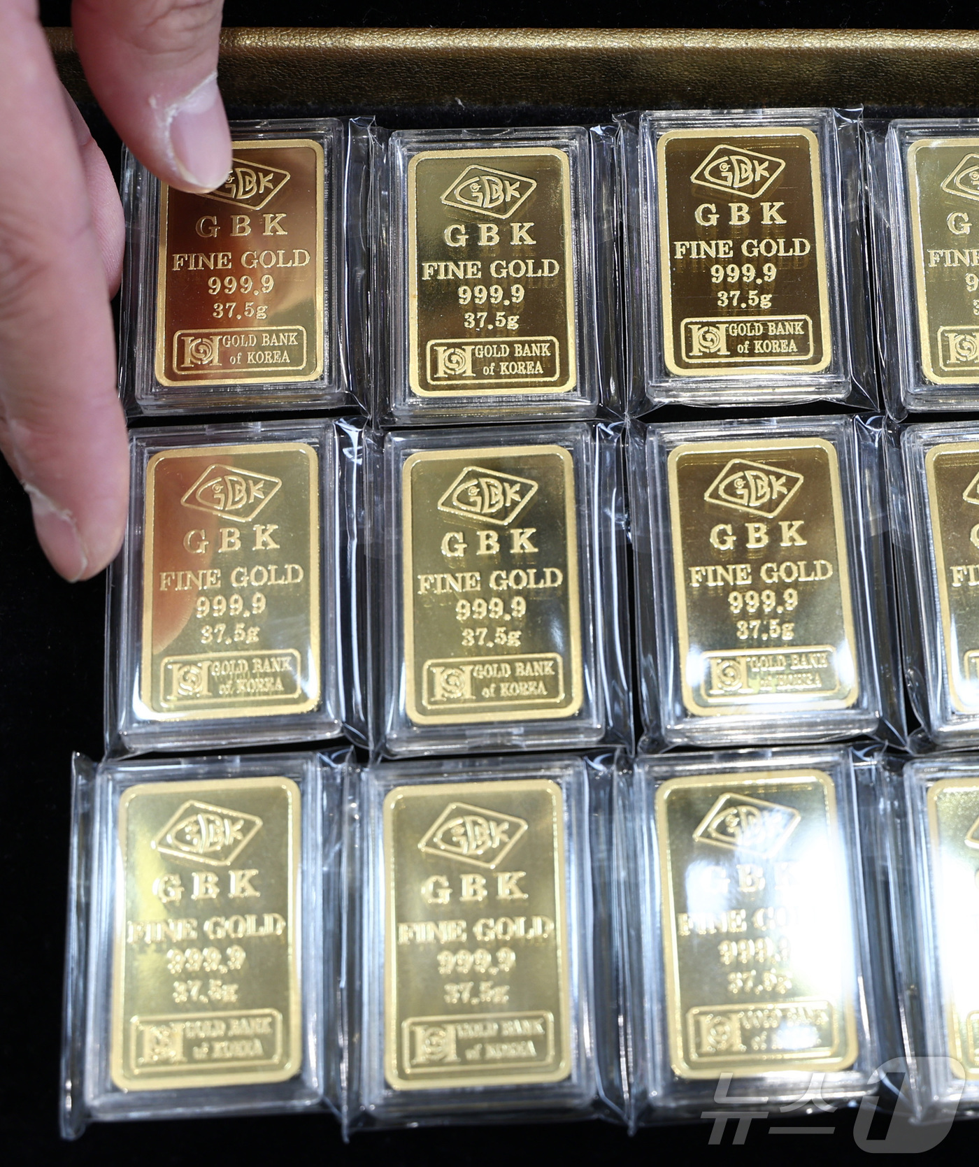 (서울=뉴스1) 최지환 기자 = 미국·이스라엘의 이란 타격으로 금·은 등 안전자산 선호 심리가 확대되고 있는 1일 서울 시내 금은방에서 직원이 골드바를 정리하고 있다. 2026.3 …