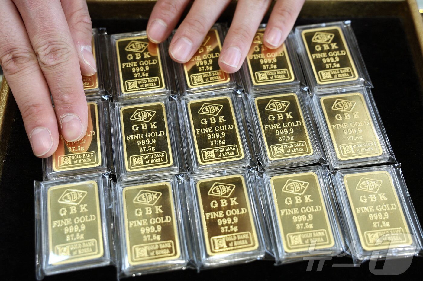 본문 이미지 - 미국·이스라엘의 이란 타격으로 금·은 등 안전자산 선호 심리가 확대되고 있는 1일 서울 시내 금은방에서 직원이 골드바를 정리하고 있다. 2026.3.1 ⓒ 뉴스1 최지환 기자