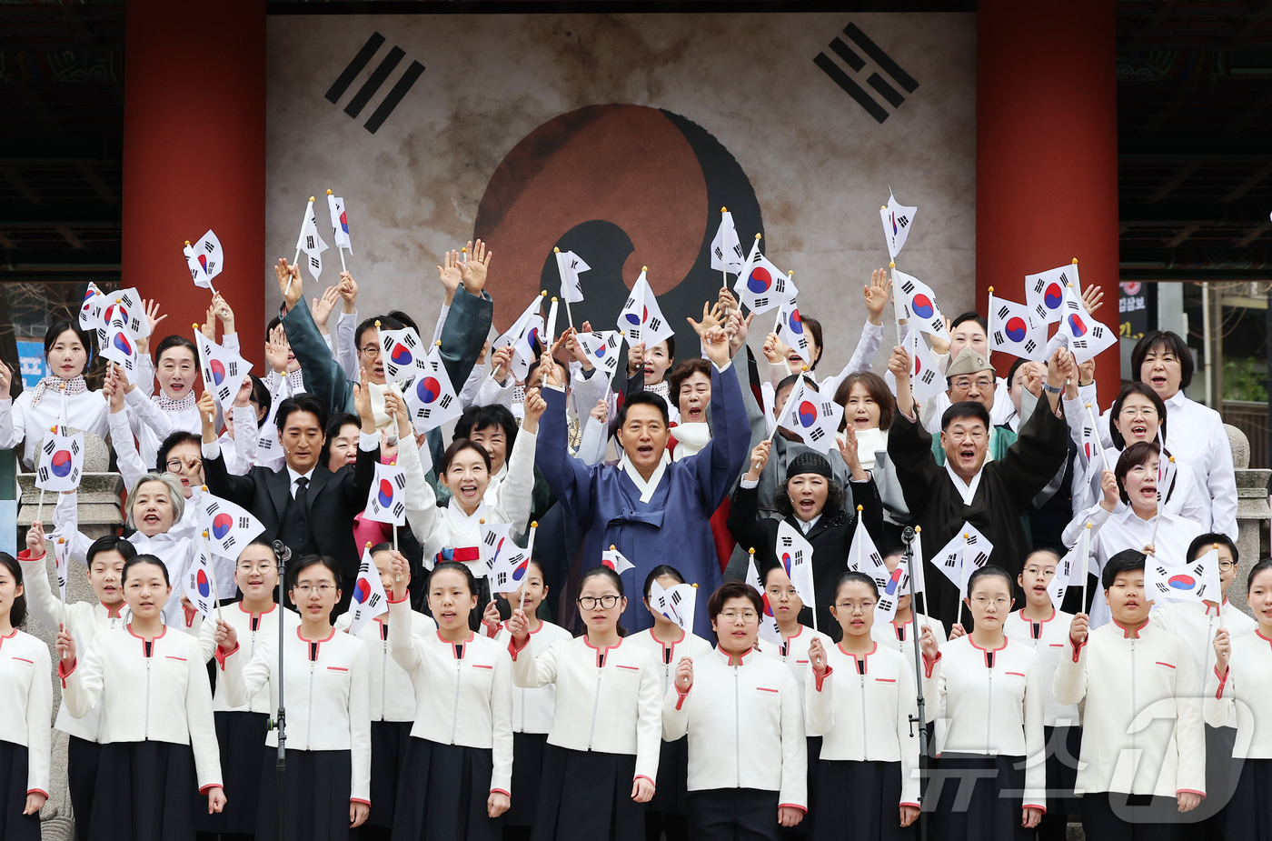 (서울=뉴스1) 김진환 기자 = 오세훈 서울시장과 최호정 서울시의회 의장, 정문헌 종로구청장, 배우 고두심과 신현준을 비롯한 참석 귀빈들과 독립유공자 후손들이 1일 서울 종로구 보 …