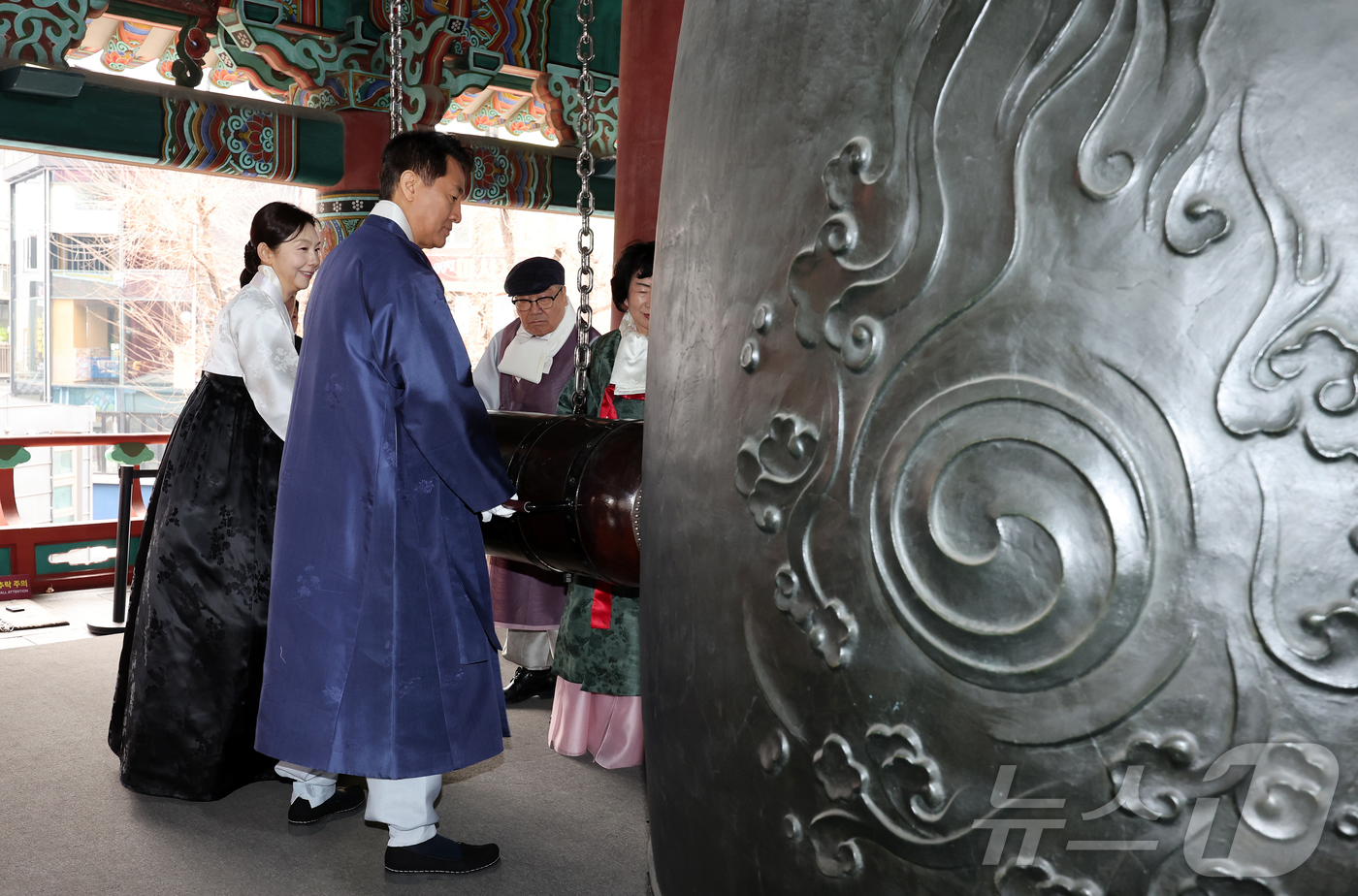 (서울=뉴스1) 김진환 기자 = 오세훈 서울시장과 독립유공자 후손들이 1일 서울 종로구 보신각에서 열린 제107주년 3·1절 기념 타종행사에서 타종하고 있다. 2026.3.1/뉴스 …