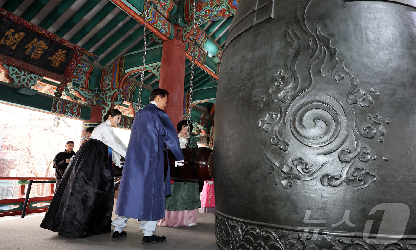 (서울=뉴스1) 김진환 기자 = 오세훈 서울시장과 독립유공자 후손들이 1일 서울 종로구 보신각에서 열린 제107주년 3·1절 기념 타종행사에서 타종하고 있다.  2026.3.1/뉴 …
