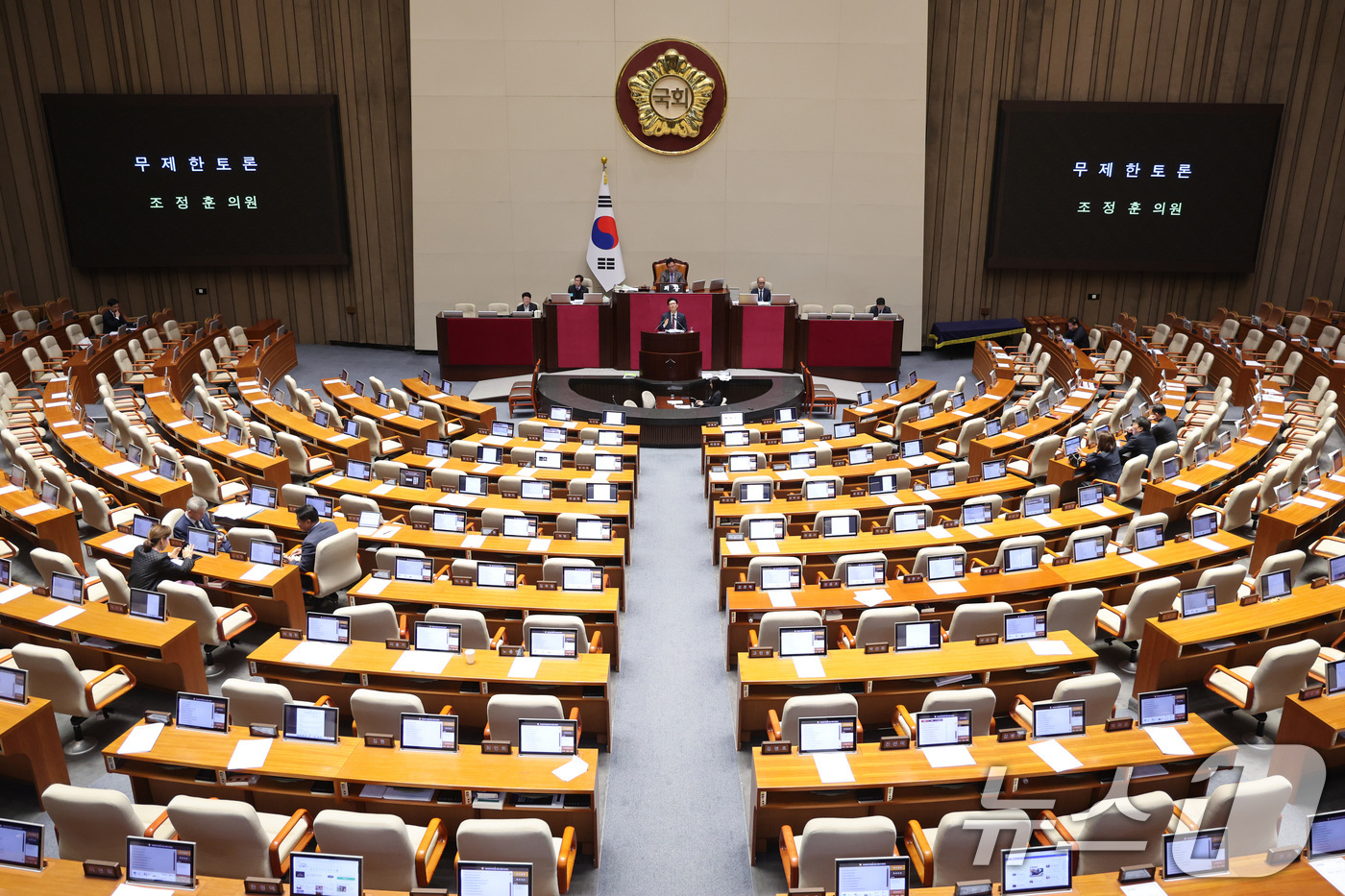 (서울=뉴스1) 신웅수 기자 = 조정훈 국민의힘 의원이 1일 서울 여의도 국회에서 열린 제432회 국회(임시회) 제8차 본회의에서 국민투표법 전부개정법률안(대안) 수정안에 대해 무 …