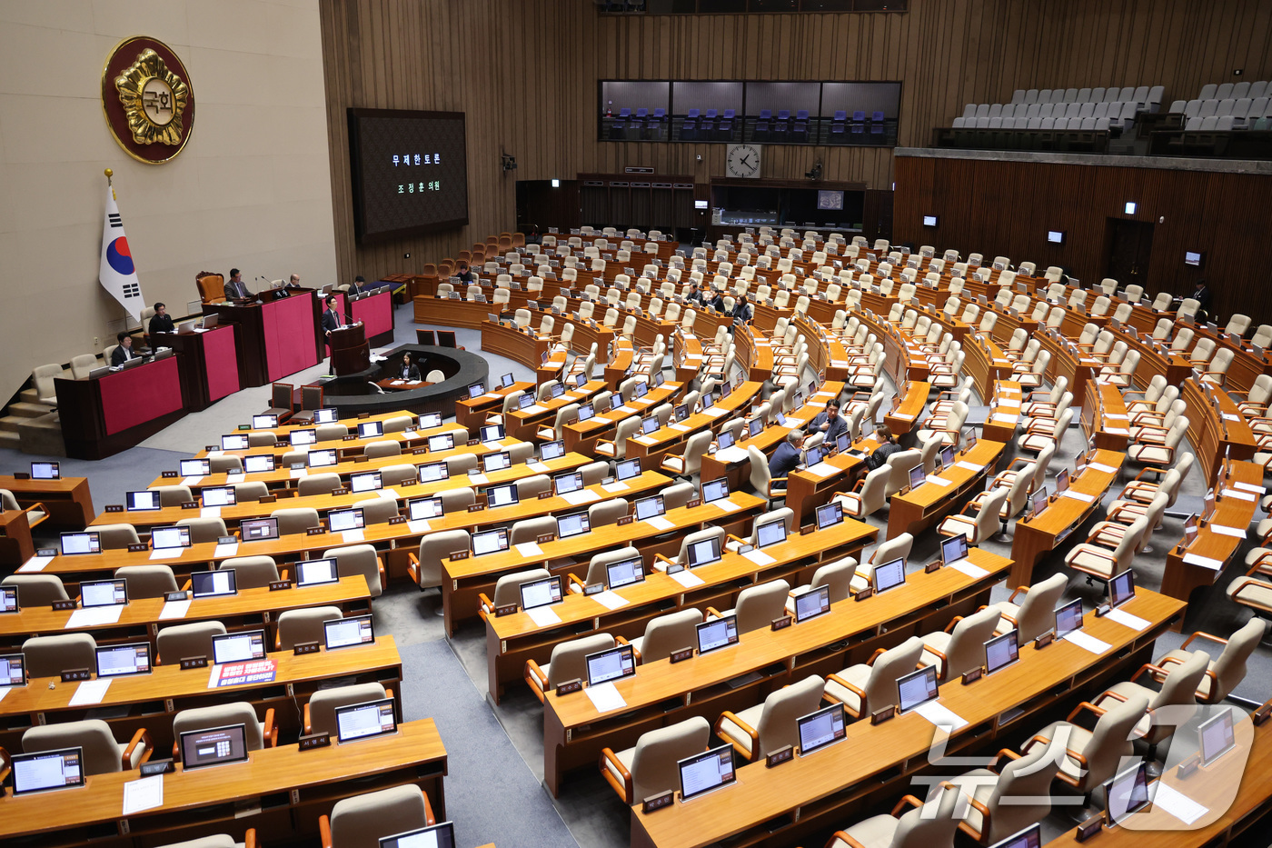 (서울=뉴스1) 신웅수 기자 = 조정훈 국민의힘 의원이 1일 서울 여의도 국회에서 열린 제432회 국회(임시회) 제8차 본회의에서 국민투표법 전부개정법률안(대안) 수정안에 대해 무 …