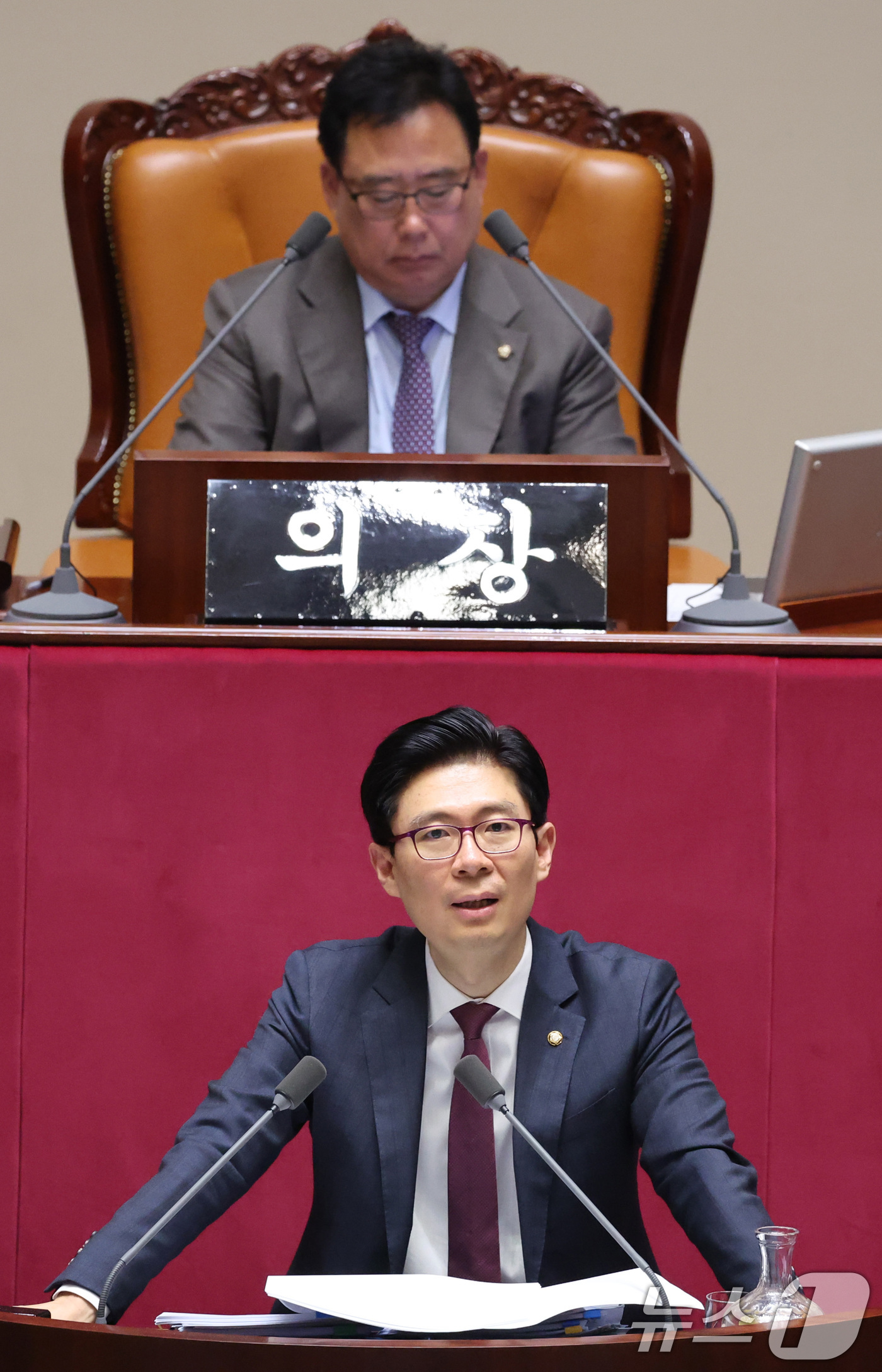 (서울=뉴스1) 신웅수 기자 = 조정훈 국민의힘 의원이 1일 서울 여의도 국회에서 열린 제432회 국회(임시회) 제8차 본회의에서 국민투표법 전부개정법률안(대안) 수정안에 대해 무 …