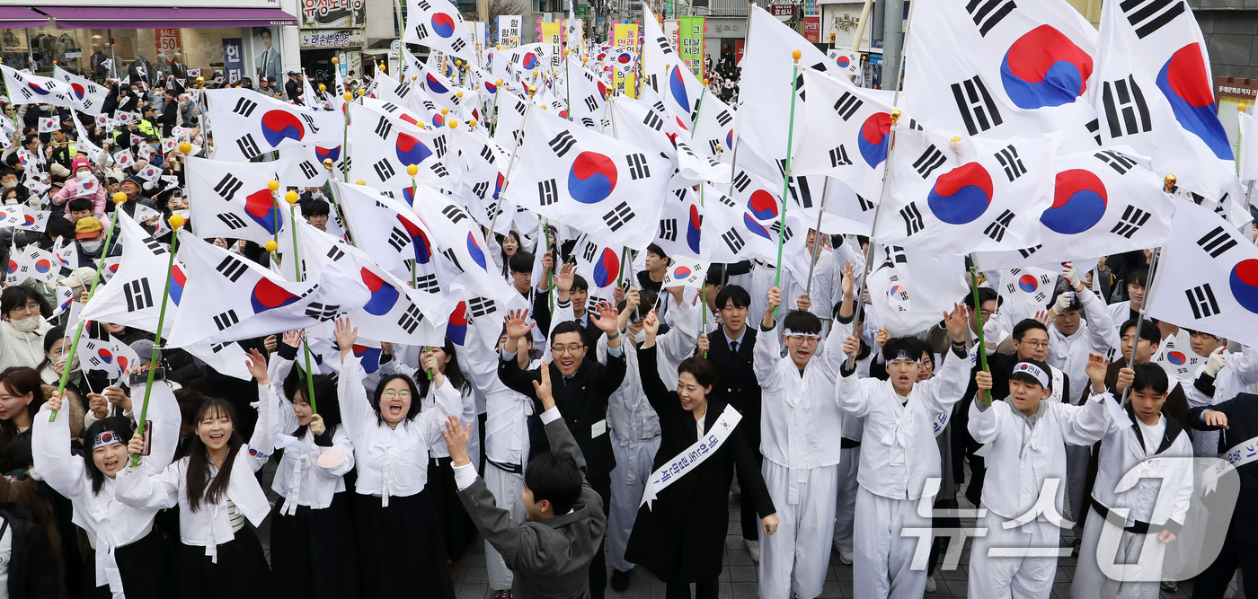 (부산=뉴스1) 윤일지 기자 = 제107주년 3·1절인 1일 부산 동래구 동래시장에서 열린 '동래 3·1독립만세운동' 재현 행사에서 참가자들이 대한독립만세를 외치고 있다.  202 …