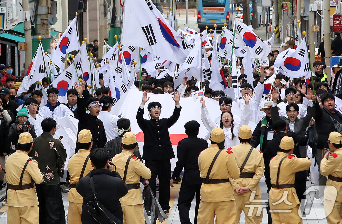(부산=뉴스1) 윤일지 기자 = 제107주년 3·1절인 1일 부산 동래구 동래시장에서 열린 '동래 3·1독립만세운동' 재현 행사에서 참가자들이 대한독립만세를 외치고 있다.  202 …