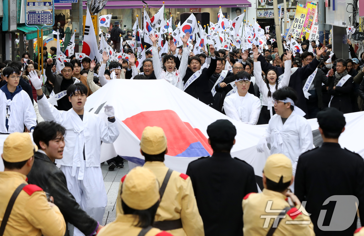 (부산=뉴스1) 윤일지 기자 = 제107주년 3·1절인 1일 부산 동래구 동래시장에서 열린 '동래 3·1독립만세운동' 재현 행사에서 참가자들이 대한독립만세를 외치고 있다.  202 …