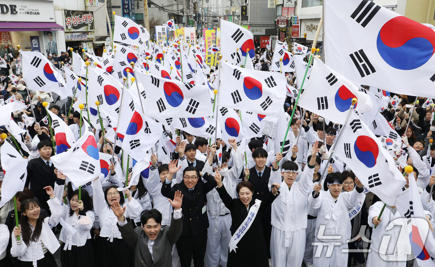 (부산=뉴스1) 윤일지 기자 = 제107주년 3·1절인 1일 부산 동래구 동래시장에서 열린 '동래 3·1독립만세운동' 재현 행사에서 참가자들이 대한독립만세를 외치고 있다.  202 …