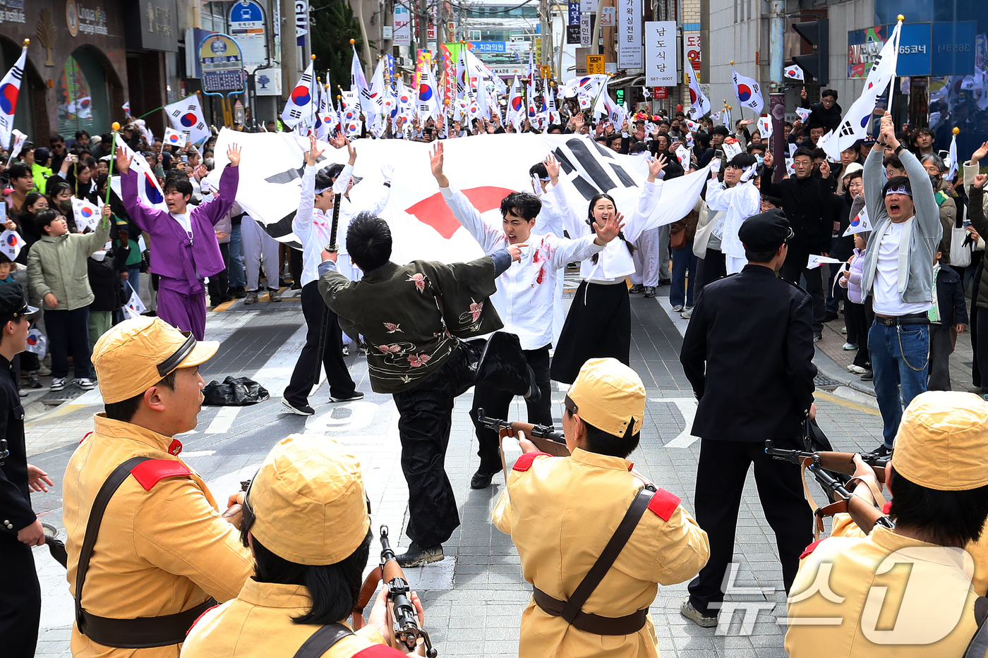 (부산=뉴스1) 윤일지 기자 = 제107주년 3·1절인 1일 부산 동래구 동래시장에서 열린 '동래 3·1독립만세운동' 재현 행사에서 참가자들이 대한독립만세를 외치고 있다.  202 …