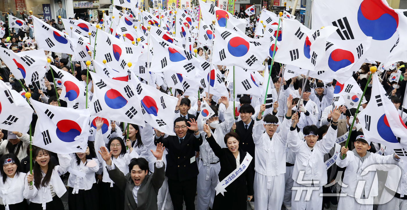 (부산=뉴스1) 윤일지 기자 = 제107주년 3·1절인 1일 부산 동래구 동래시장에서 열린 '동래 3·1독립만세운동' 재현 행사에서 참가자들이 대한독립만세를 외치고 있다.  202 …