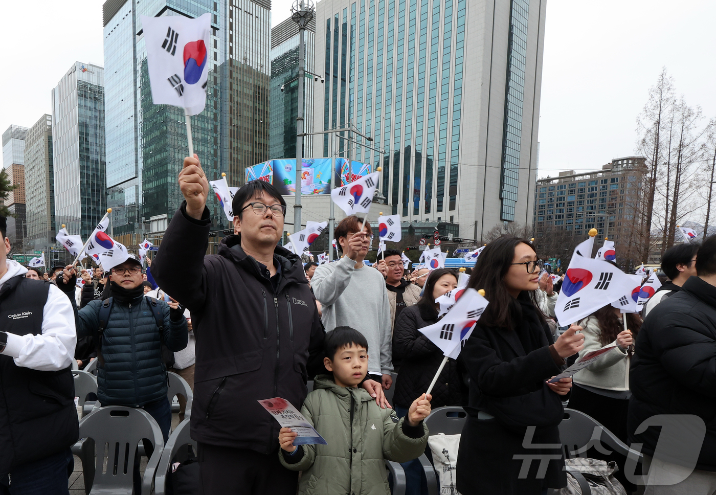 (서울=뉴스1) 김진환 기자 = 1일 서울 종로구 보신각에서 열린 제107주년 3·1절 기념 타종행사에 참가한 시민들이 태극기를 흔들고 있다. 2026.3.1/뉴스1