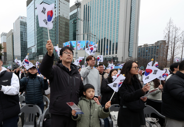 태극기 흔드는 시민들