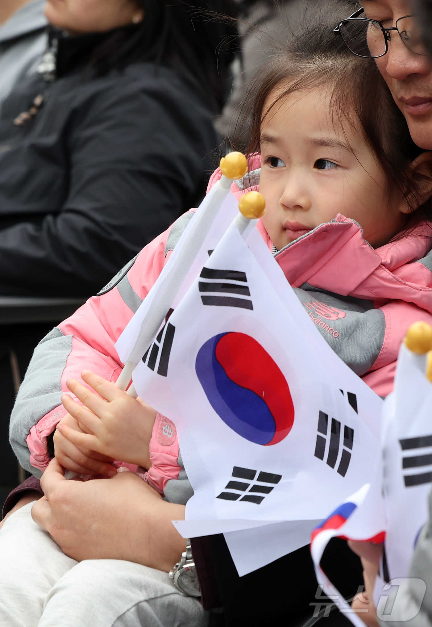 (서울=뉴스1) 김진환 기자 = 1일 서울 종로구 보신각에서 열린 제107주년 3·1절 기념 타종행사에서 태극기를 든 한 어린이가 행사를 지켜보고 있다. 2026.3.1/뉴스1