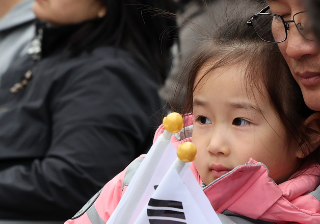 '태극기 손에 꼭'