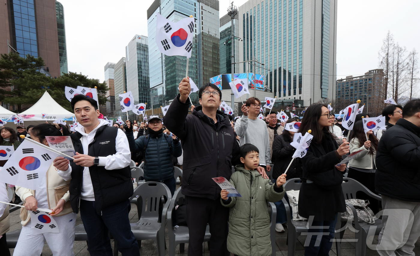 (서울=뉴스1) 김진환 기자 = 1일 서울 종로구 보신각에서 열린 제107주년 3·1절 기념 타종행사에 참가한 시민들이 태극기를 흔들고 있다. 2026.3.1/뉴스1