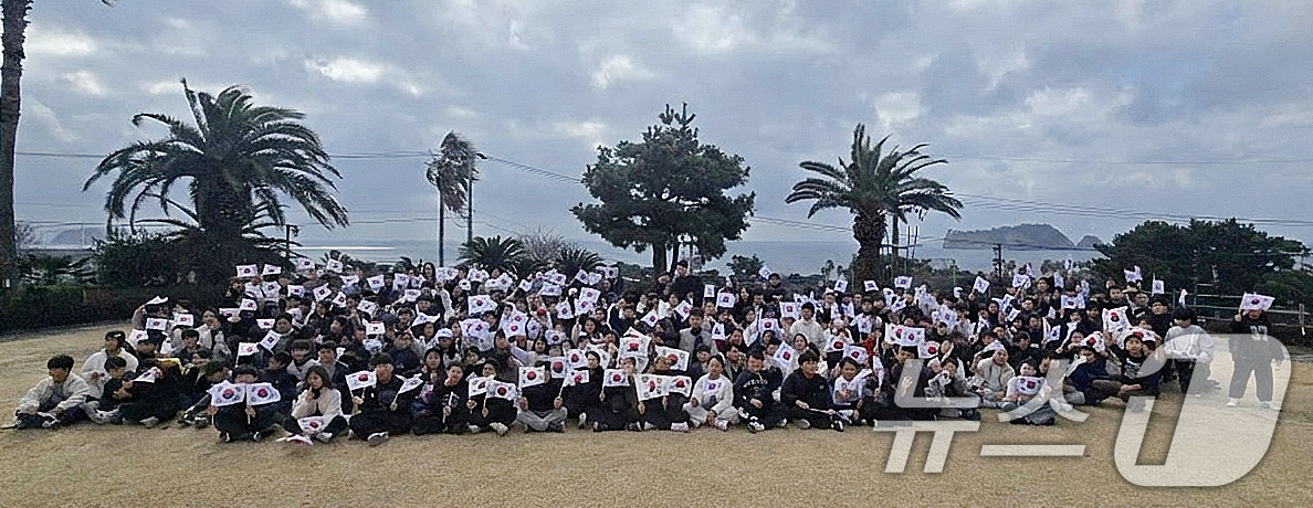 (서울=뉴스1) 박지혜 기자 = 1일 제주 서귀포시 법환동에서 한라태권도 어린이들이 3·1절을 맞아 태극기 행진을 마친 뒤 기념 촬영을 하고 있다.한라태권도연합회는 이날 3·1절의 …