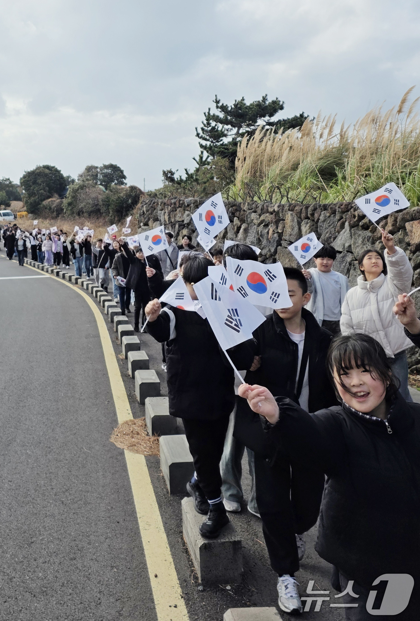 (서울=뉴스1) 박지혜 기자 = 1일 제주 서귀포시 법환동에서 한라태권도 어린이들이 3·1절을 맞아 태극기를 흔들며 행진하고 있다.한라태권도연합회는 이날 3·1절의 역사적 의미를 …