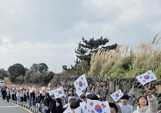 태극기 흔들며 "3·1 정신 되새겨요"