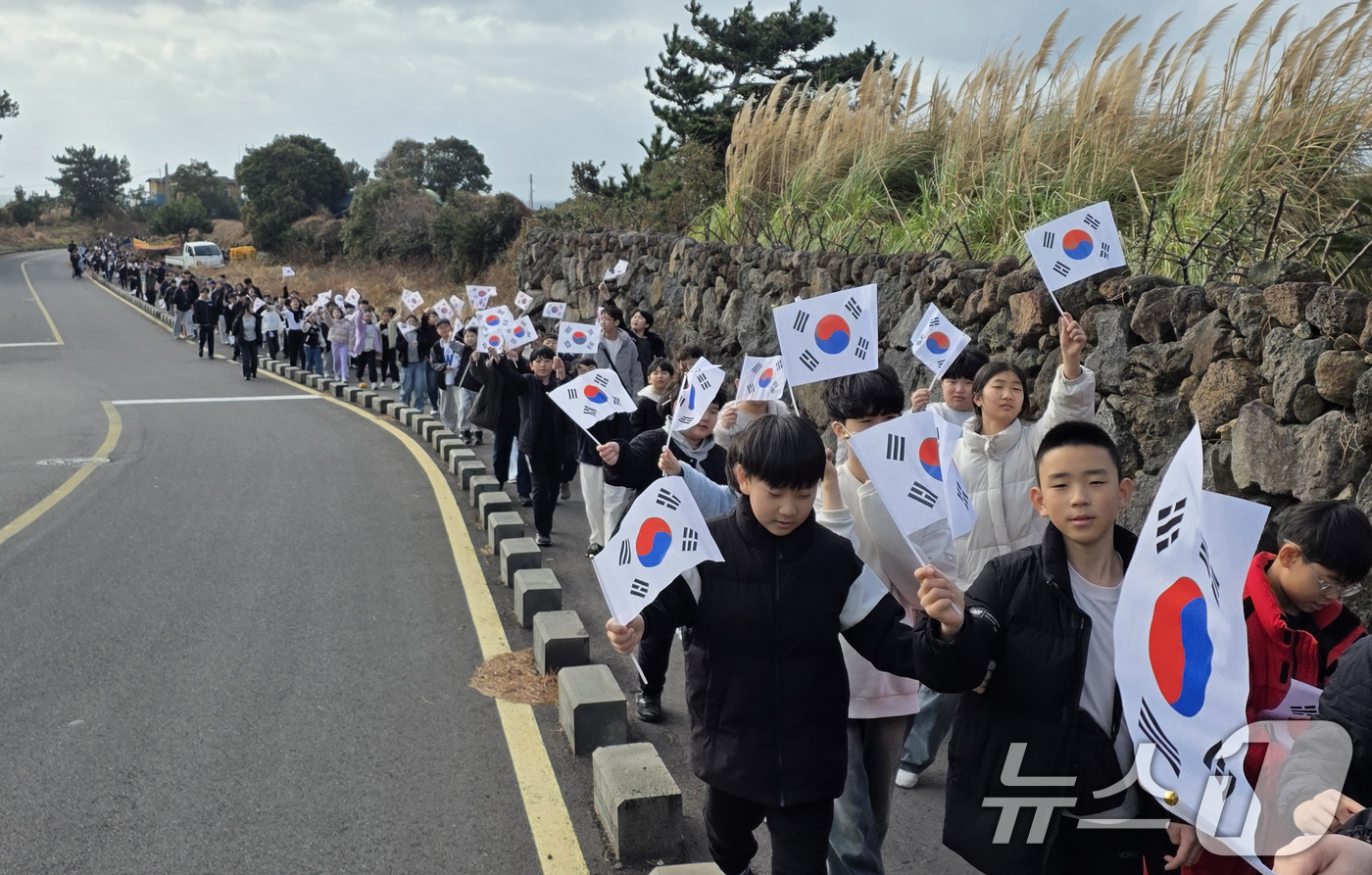 (서울=뉴스1) 박지혜 기자 = 1일 제주 서귀포시 법환동에서 한라태권도 어린이들이 3·1절을 맞아 태극기를 흔들며 행진하고 있다.한라태권도연합회는 이날 3·1절의 역사적 의미를 …