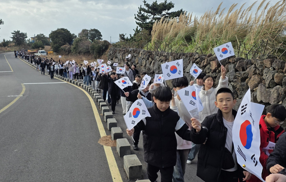 3·1절 의미 되새기며…제주 어린이들 태극기 행진
