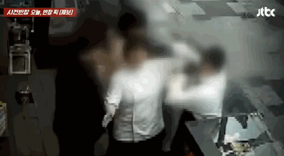 "시장 바닥 장사 주제에"…닭꼬치 환불 받고 난동 부린 속초 '진상 남녀'[영상]