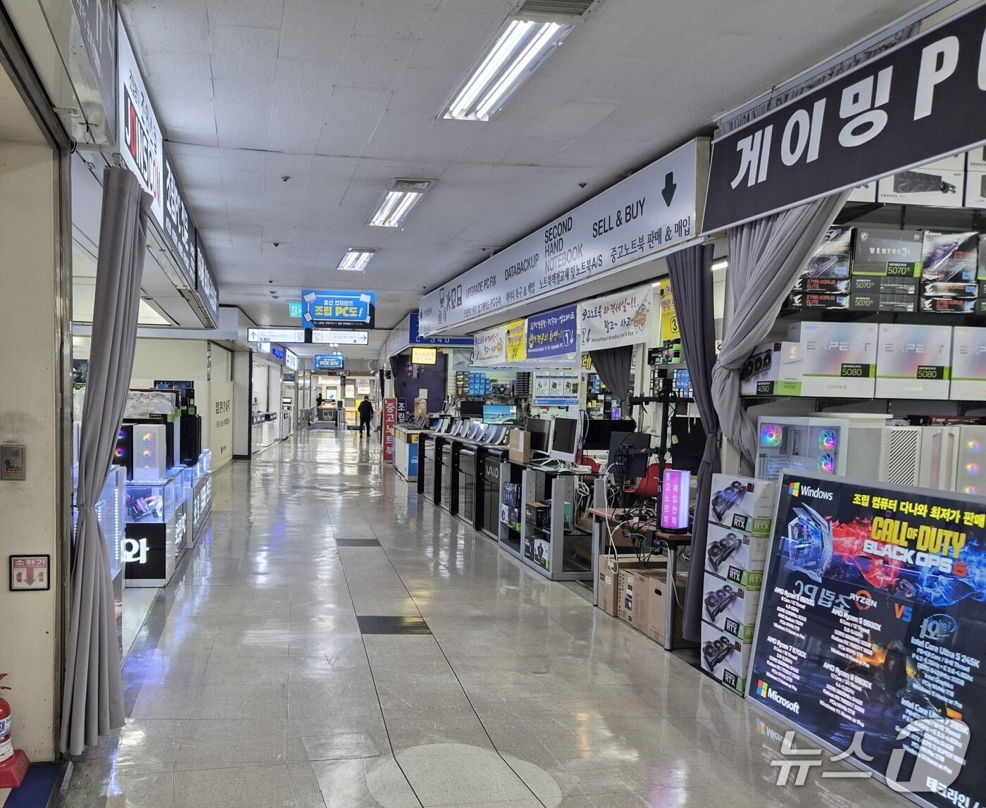 본문 이미지 - 대학교 개강일을 한 주 앞둔 26일 서울 용산구 전자상가에는 썰렁한 공기만 감돌았다.2026.2.26/뉴스1 최동현 기