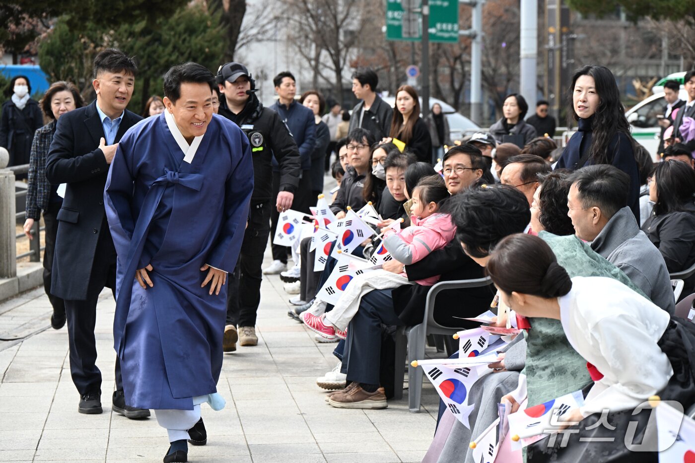 본문 이미지 - 오세훈 서울시장이 1일 보신각 일대에서 열린 제107주년 3.1절 기념 타종행사장에 입장하고 있다.