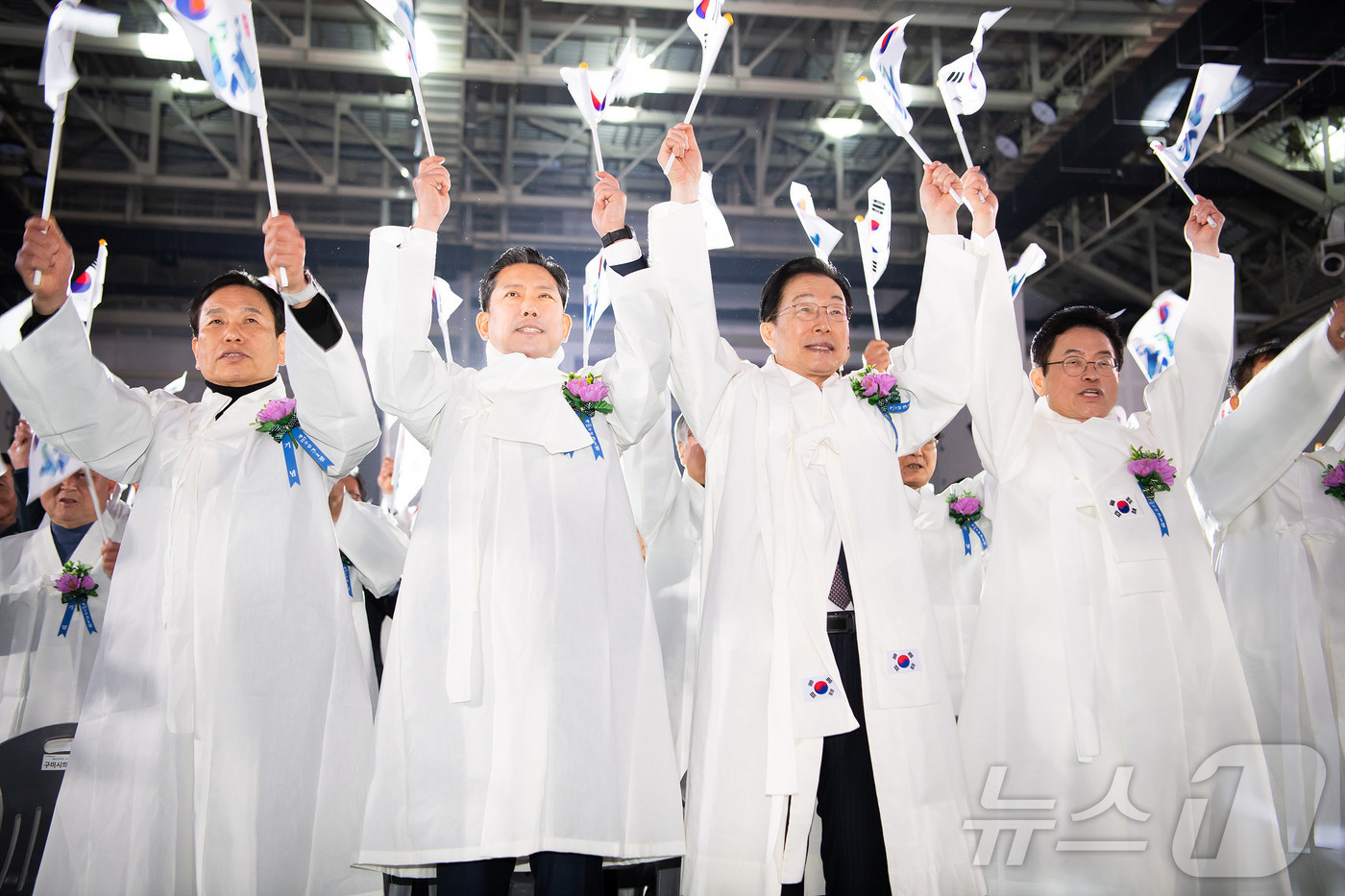 (구미=뉴스1) 정우용 기자 = 1일 경북 구미복합스포츠센터에서 열린 제107주년 3·1절 기념행사에서 김장호 구미시장 등 참석자들이 만세삼창을 하고 있다. (구미시 제공, 재판매 …