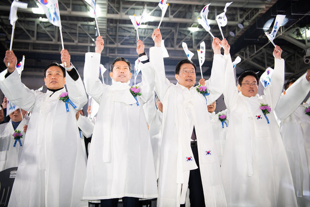 3·1절 기념행사에서 만세 삼창하는 김장호 구미시장