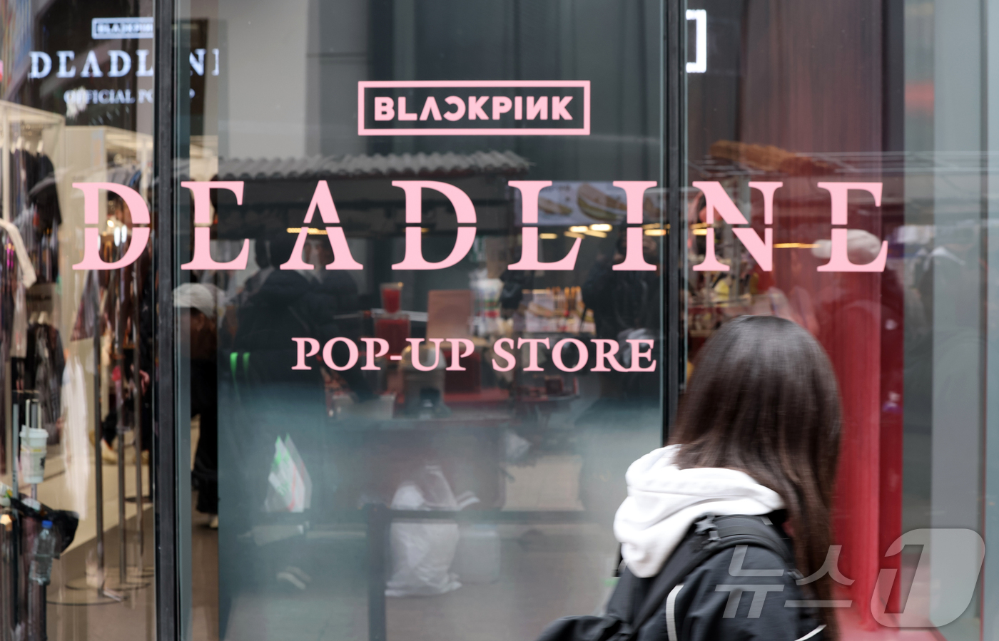 (서울=뉴스1) 김진환 기자 = 1일 오후 서울 중구 명동 무신사 스토어 외벽에 블랙핑크 새 미니앨범 '데드라인'(DEADLINE) 발매 기념 팝업스토어 광고판이 부착되어 있다.  …