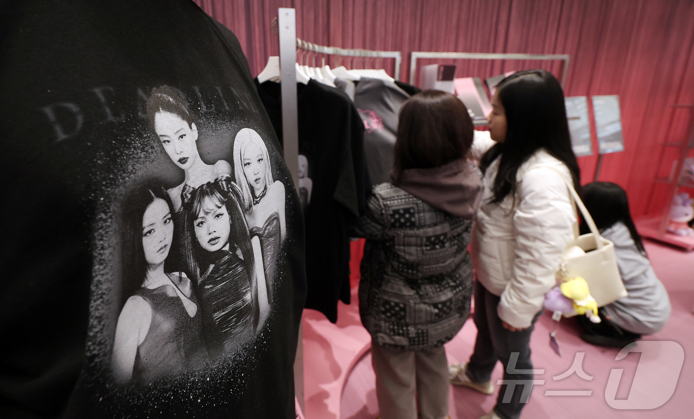 (서울=뉴스1) 김진환 기자 = 1일 오후 서울 중구 명동 무신사 스토어에 마련된 블랙핑크 새 미니앨범 '데드라인'(DEADLINE) 발매 기념 팝업스토어를 찾은 방문객들이 제품을 …