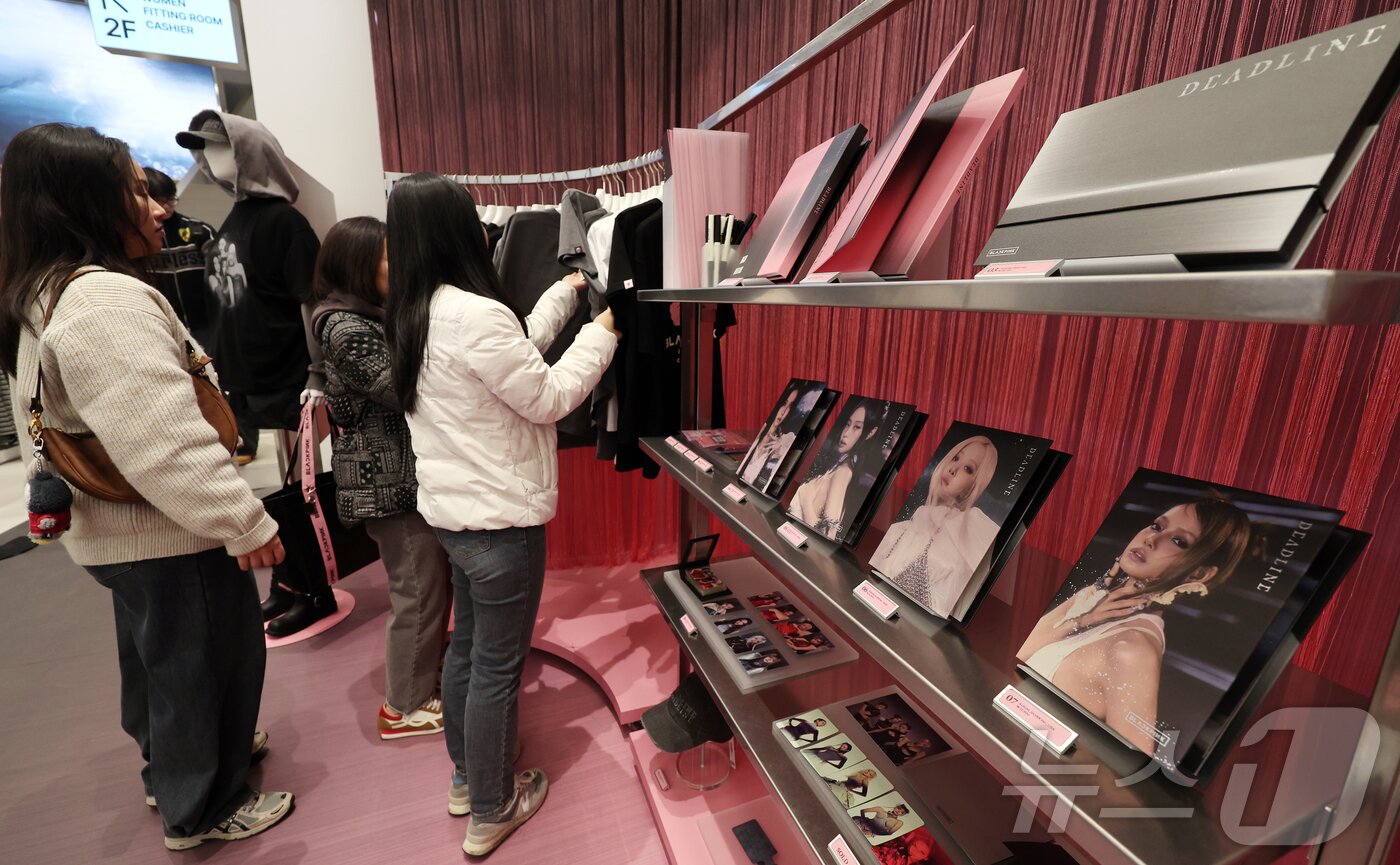 본문 이미지 - 1일 오후 서울 중구 명동 무신사 스토어에 마련된 블랙핑크 새 미니앨범 '데드라인'(DEADLINE) 발매 기념 팝업스토어를 찾은 방문객들이 제품을 둘러보고 있다. 2026.3.1 ⓒ 뉴스1 김진환 기자