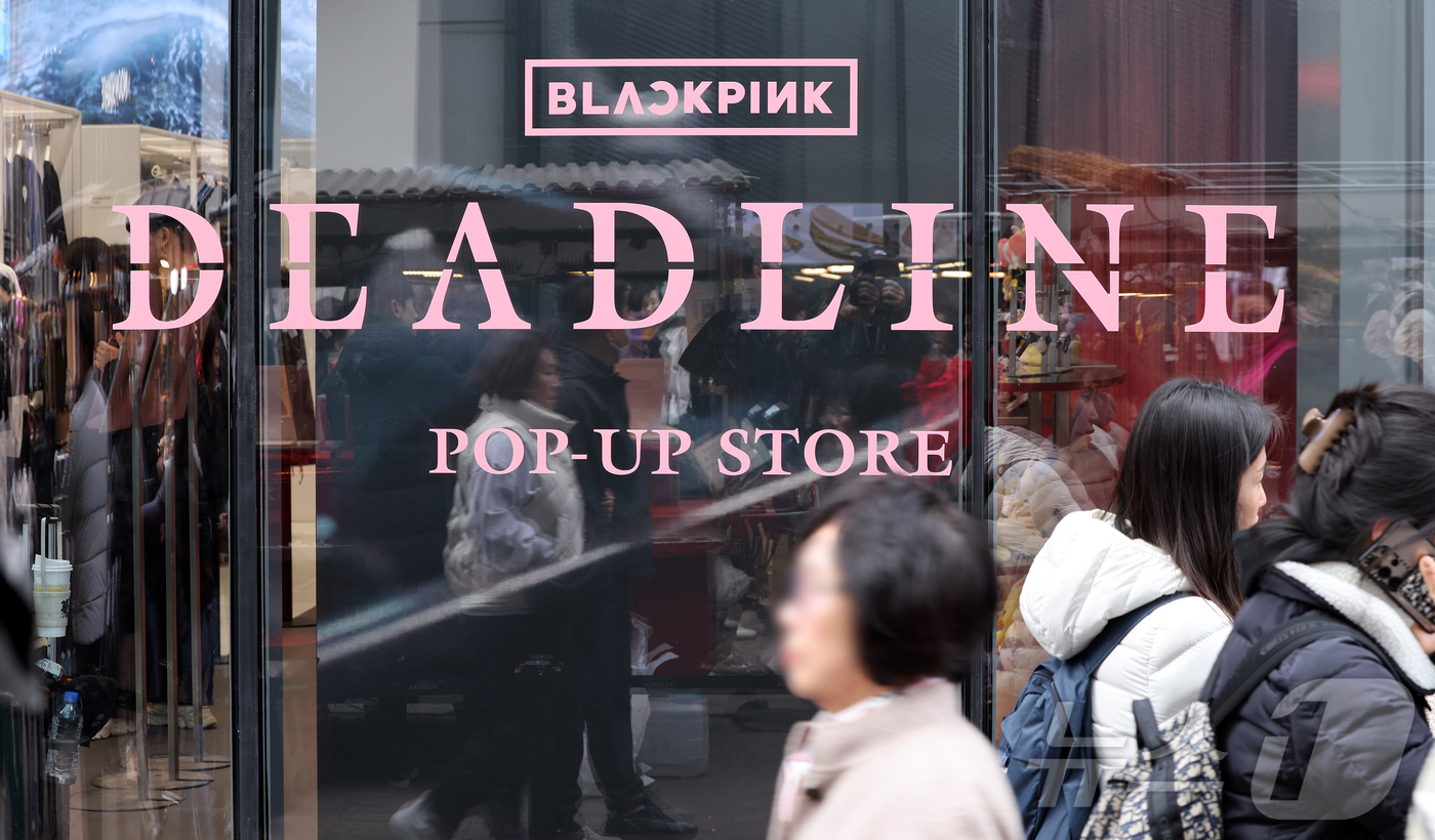(서울=뉴스1) 김진환 기자 = 1일 오후 서울 중구 명동 무신사 스토어 외벽에 블랙핑크 새 미니앨범 '데드라인'(DEADLINE) 발매 기념 팝업스토어 광고판이 부착되어 있다.  …