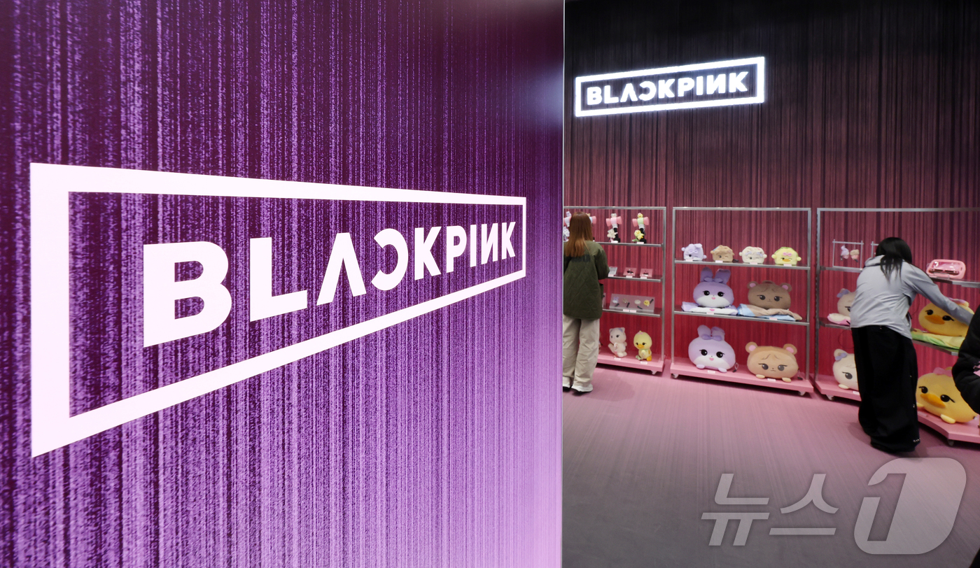 (서울=뉴스1) 김진환 기자 = 1일 오후 서울 중구 명동 무신사 스토어에 마련된 블랙핑크 새 미니앨범 '데드라인'(DEADLINE) 발매 기념 팝업스토어를 찾은 방문객들이 제품을 …