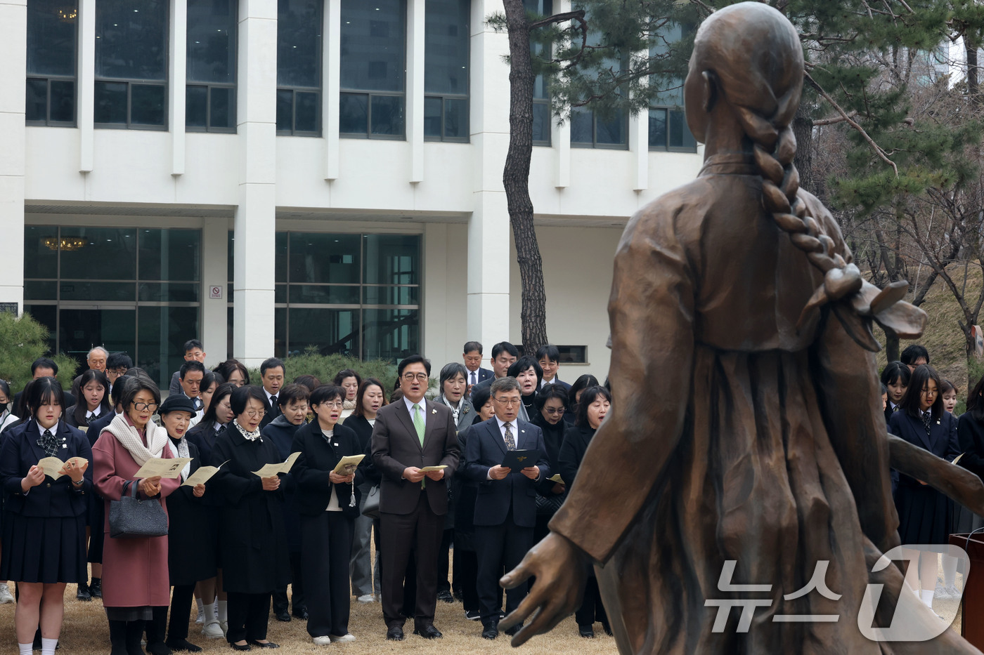 (서울=뉴스1) 이광호 기자 = 우원식 국회의장과 정근식 서울시교육감이 1일 오후 서울 중구 이화여자고등학교 유관순기념관 앞에서 열린 제107주년 3.1절 기념 유관순열사 동상 헌 …