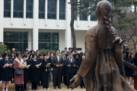 우원식 의장, 3.1절 기념 유관순열사 동상 헌화예배 참석