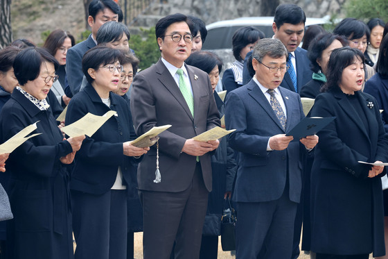우원식 의장, 3.1절 기념 유관순열사 동상 헌화예배 참석