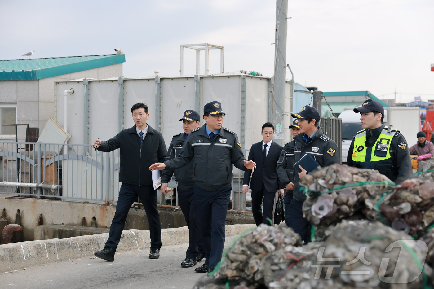 (인천=뉴스1) 이시명 기자 = 장인식 해양경찰청장 직무대리가 1일 경기 시흥에 위치한 신항만파출소를 방문해 현장을 점검하고 직원을 격려하고 있다.(해양경찰청 제공, 재판매 및 D …