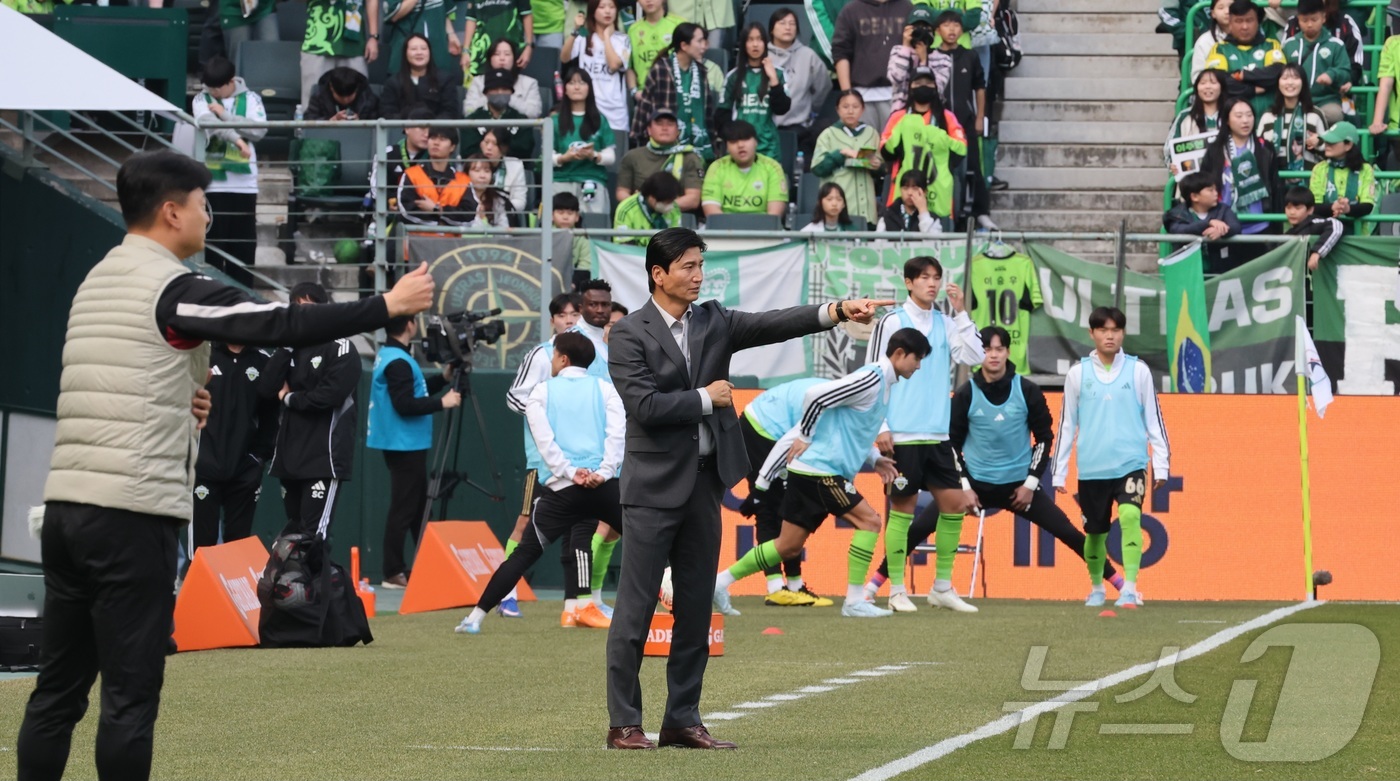 (전주=뉴스1) 유경석 기자 = 1일 전북 전주시 전주월드컵경기장에서 열린 하나은행 K리그1 2026 전북현대와 부천FC의 경기에서 전북현대 정정용 감독이 선수들에게 전술을 지시하 …