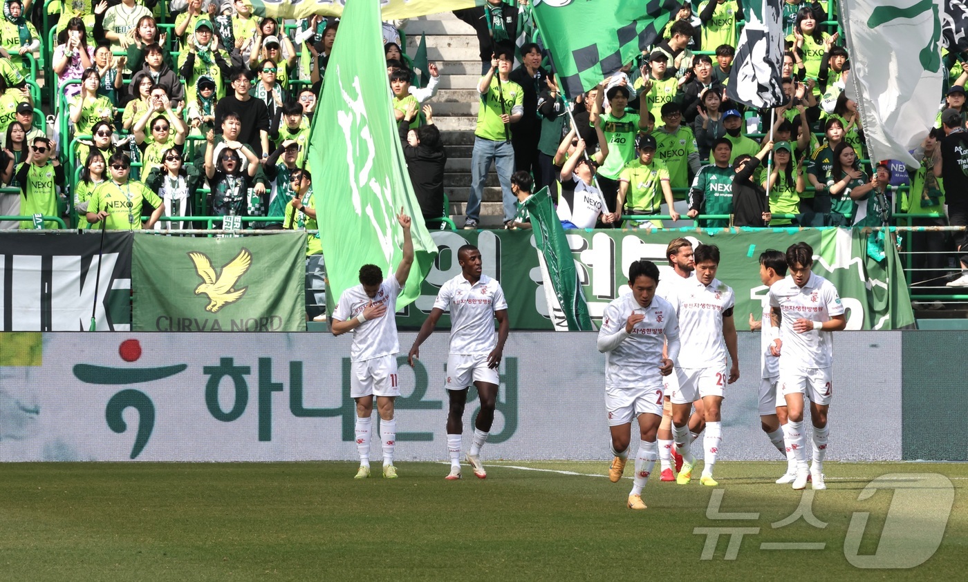 (전주=뉴스1) 유경석 기자 = 1일 전북 전주시 전주월드컵경기장에서 열린 하나은행 K리그1 2026 전북현대와 부천FC의 경기에서 부천FC 갈레고가 골을 넣고 세리머니를 하고 있 …