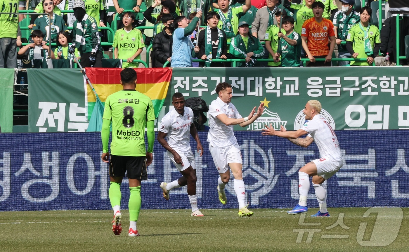 (전주=뉴스1) 유경석 기자 = 1일 전북 전주시 전주월드컵경기장에서 열린 하나은행 K리그1 2026 전북현대와 부천FC의 경기에서 부천FC 갈레고가 골을 넣고 동료들과 기쁨을 나 …