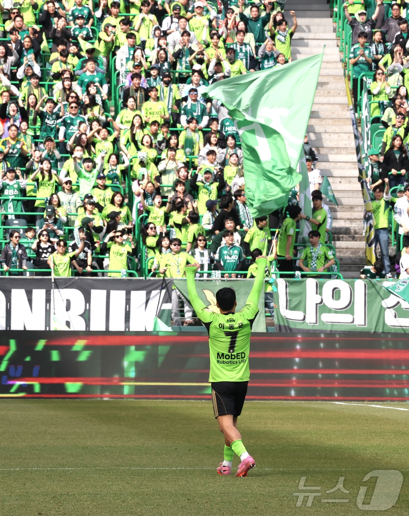 (전주=뉴스1) 유경석 기자 = 1일 전북 전주시 전주월드컵경기장에서 열린 하나은행 K리그1 2026 전북현대와 부천FC의 경기에서 전북현대 이동준이 팬들을 향해 두손을 들어보이고 …