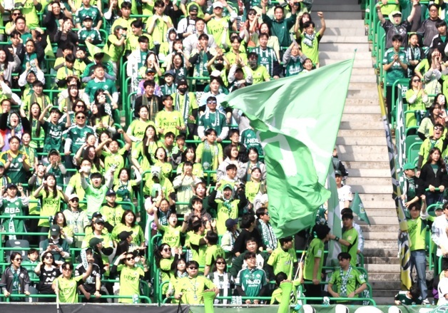 이동준 팬들향해 두손 번쩍